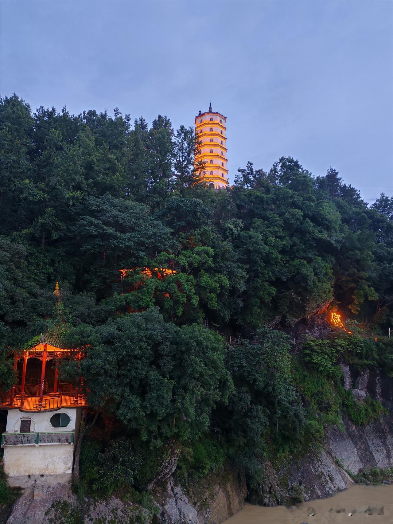 打卡榕江五榕山公园
   将房车停在榕江古州公路服务站，下面就是榕江五榕山公园，