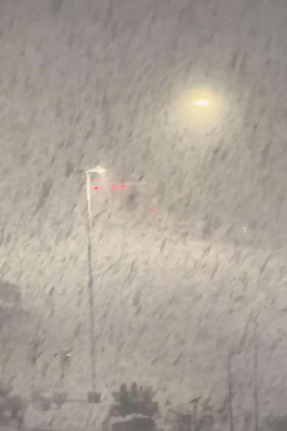 山东威海开启暴雪模式：深夜下起“倾盆大瓢雪”，积雪深度超20厘米，有游客凌晨海边