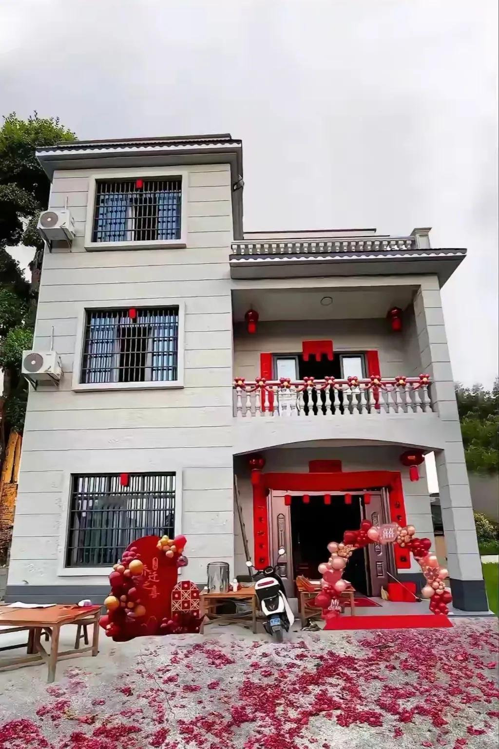 “房子盖了，钱没了！”江西一男子一直想娶个老婆暖被窝。男子认为没有房子，很难娶到