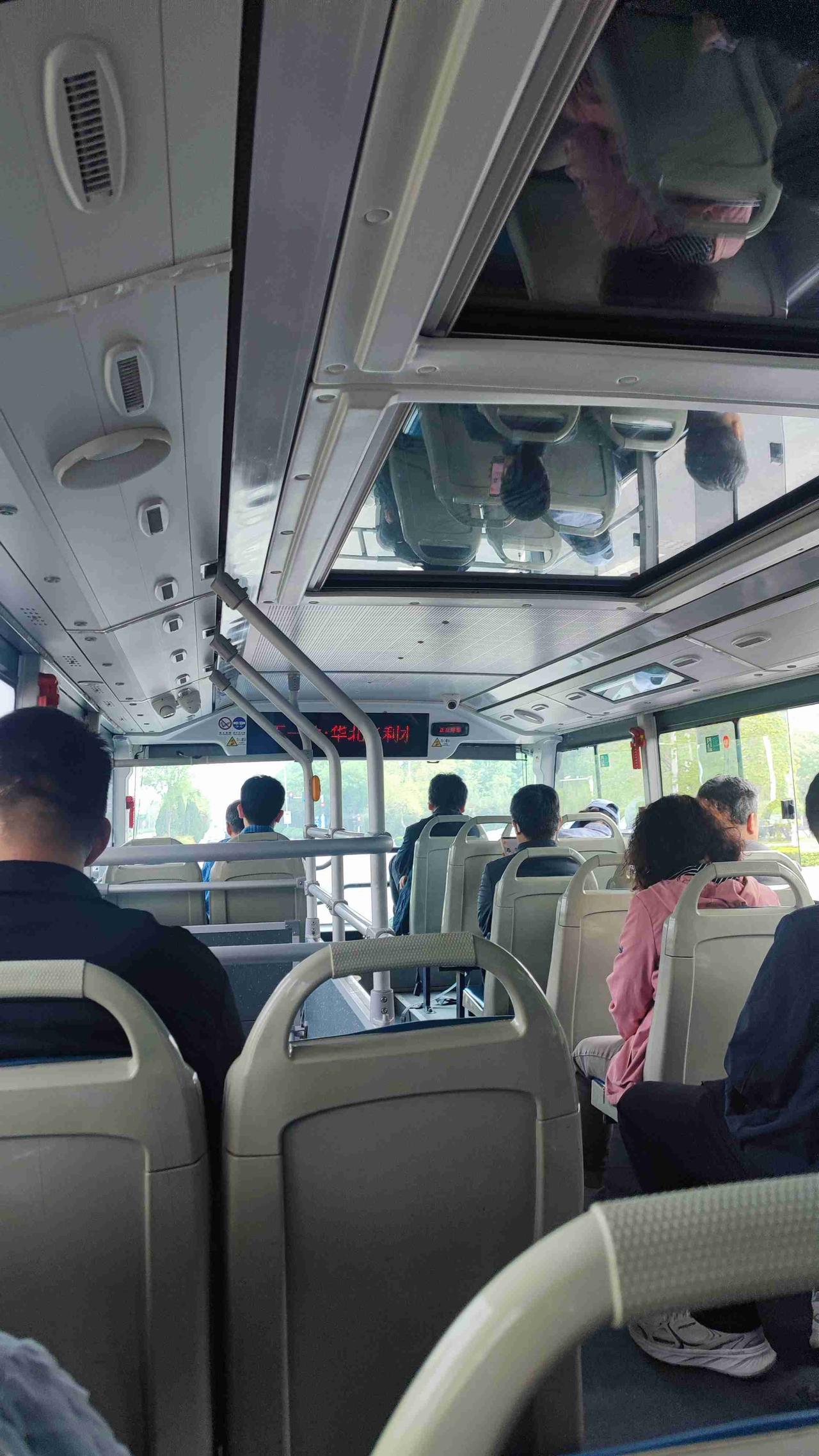 我的今日状态：😁轻松愉快，乘坐公交出行，方便经济，不用操心。
我这里的天气：☀