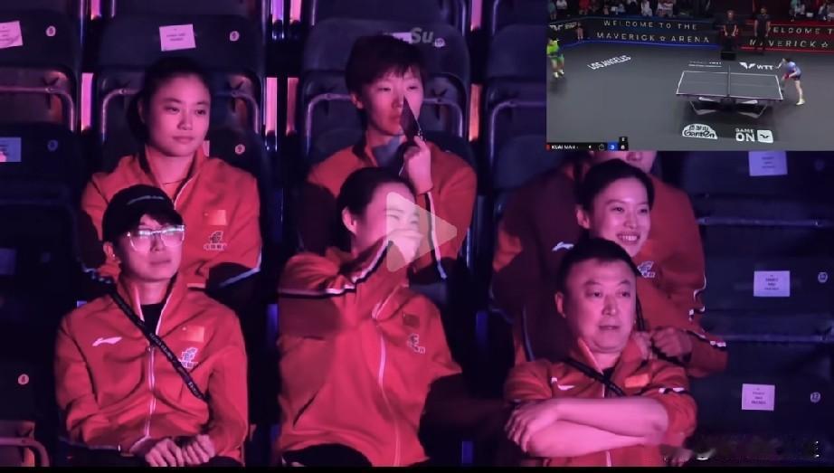 蒯曼战胜张本美和的一瞬间，大家看到马琳的表情了吗？

怪不得教练都老的快？
原来