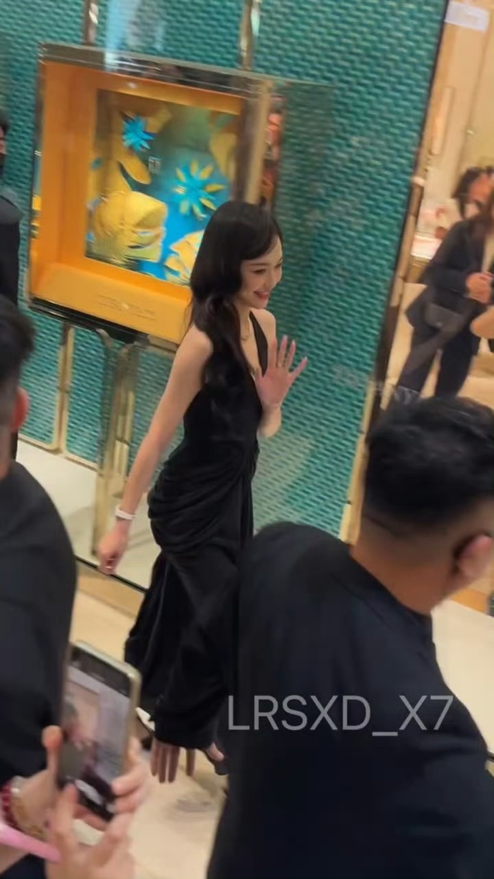唐嫣深v鱼尾裙，好优雅好高贵的黑天鹅，气质太出众了[打call] ​​​