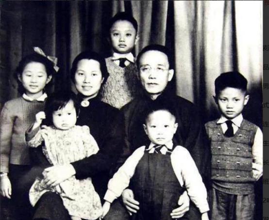 1912年的新婚之夜，郭沫若见新娘子太丑而愤怒离去，拒绝交流，就在他转身要走的时