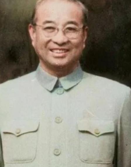 1955年9月27日授衔仪式上，当毛主席走到陈赓面前时，说：“你陈赓当大将了，而