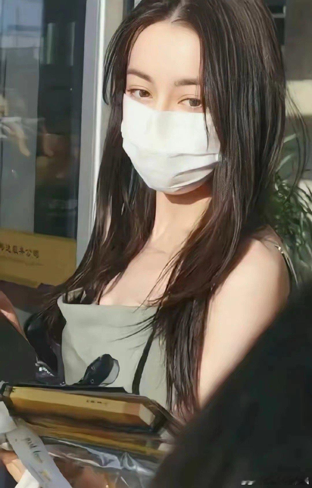迪丽热巴早期好美，现在怎么男相化了 ​​​
