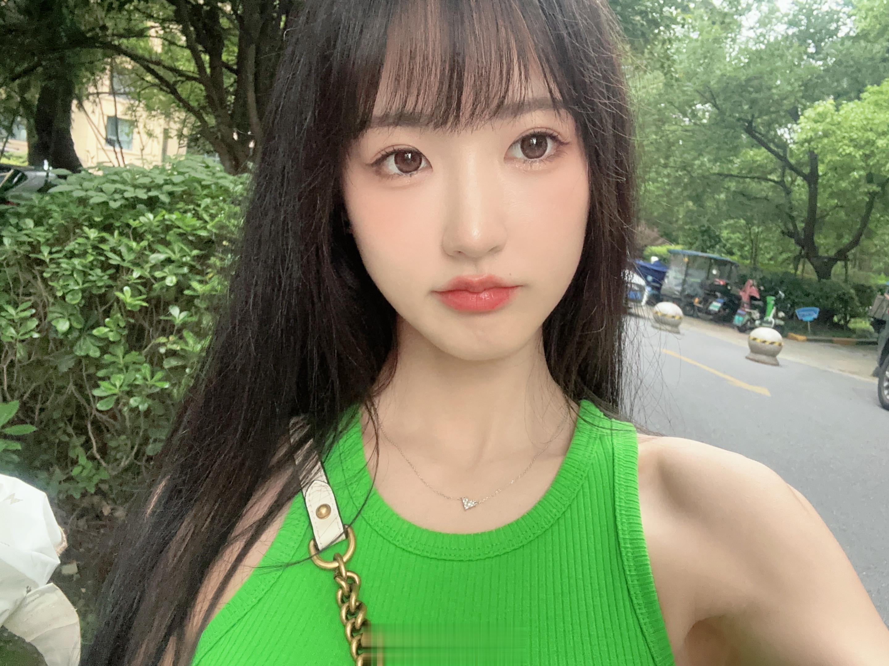 做了三个小时的美甲，屁股都麻了！！早知道做西蓝花了！ ​​​