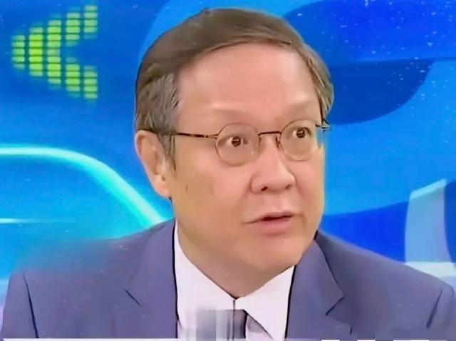 台湾名嘴介文汲说：“前几天荷兰舰机入侵西沙群岛，若是碰到美俄早把它击沉了。而中国