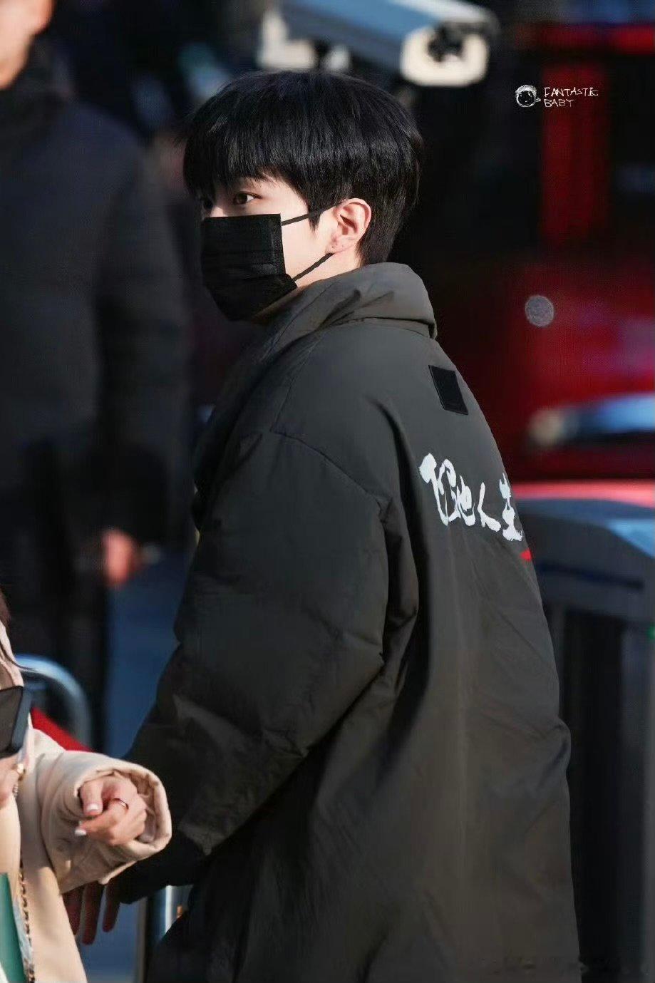 范丞丞央视春晚第三次联排范丞丞春晚联排穿飞驰人生3外套范丞丞春晚联排穿飞驰人生3