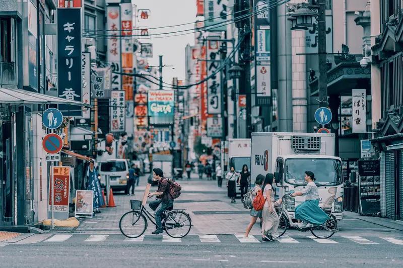 中日关系紧张对日本经济冲击显著。旅游业首当其冲，或损失2.2万亿日元，拖累GDP