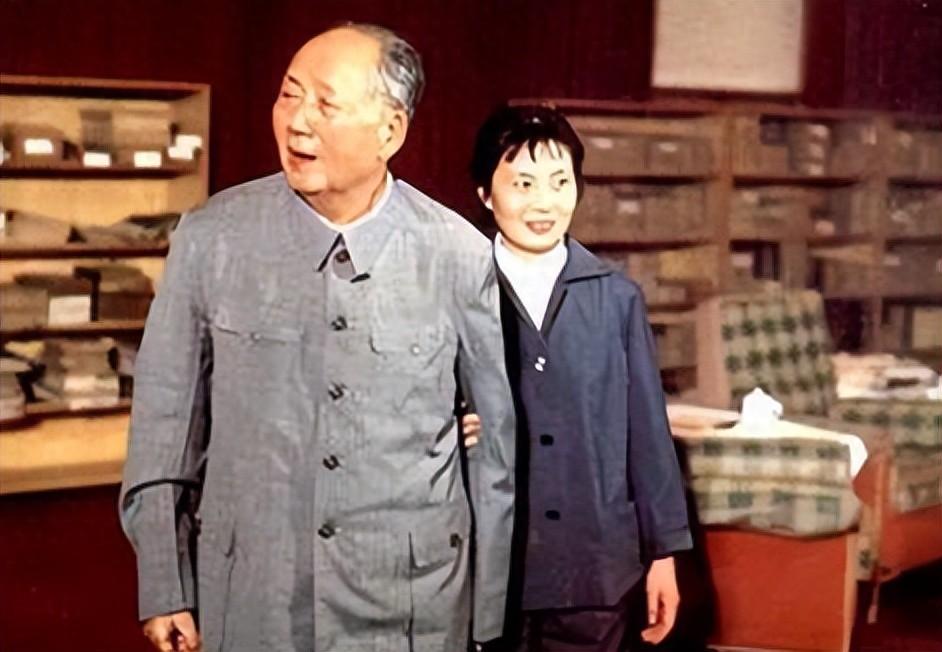 1976年9月6日清晨，毛主席从休克状态中苏醒，慢慢将手抬了起来，吃力地在床头上