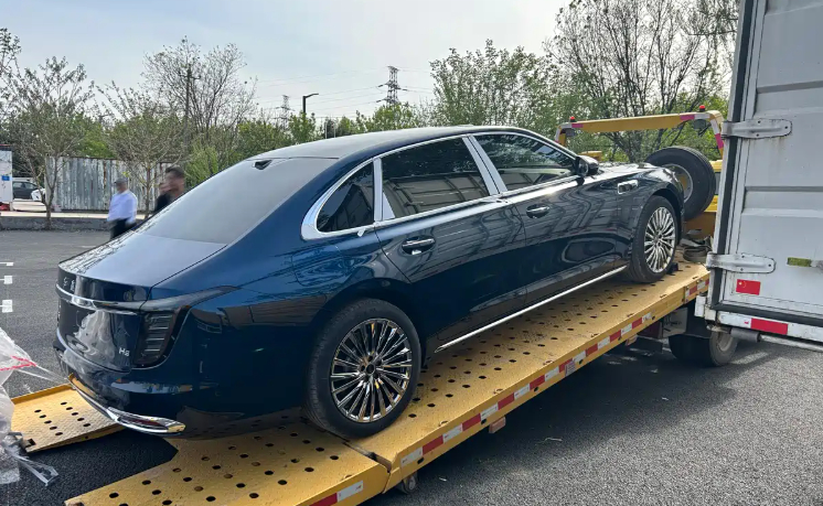 全新红旗H9实车，这次新增了激光雷达，车位顶部“鲨鱼鳍”看起来也变更为摄像头组件