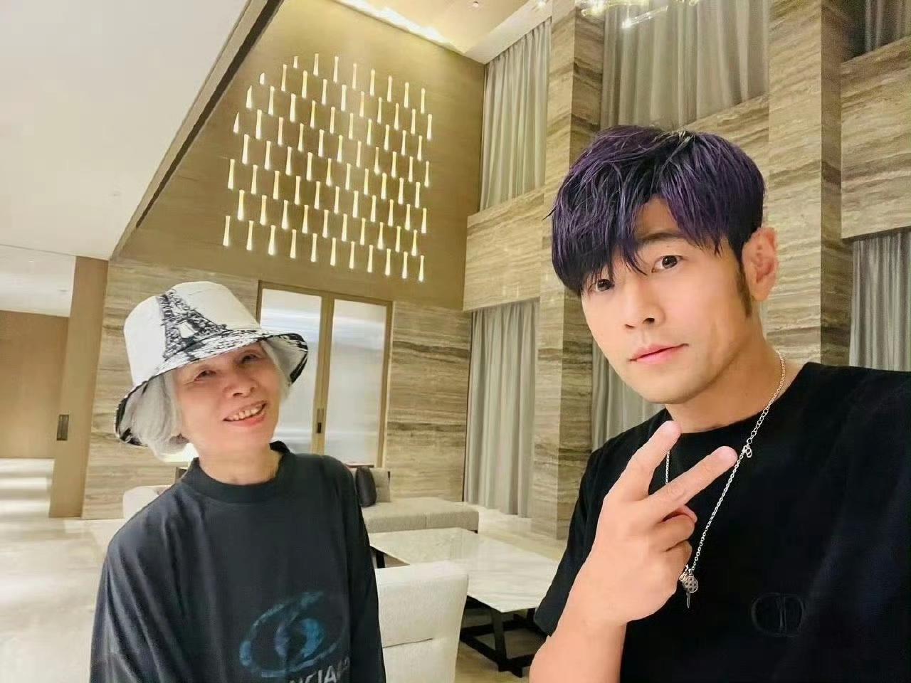 周杰伦妈妈叶惠美这辈子最骄傲是培养一个天儿子，确实很优秀儿子，每个妈妈都希望儿子