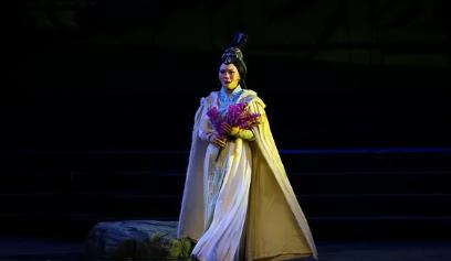 《蔡文姬》是一部讲述东汉末年女诗人、才女蔡文姬生平故事的历史剧。在1959年首演