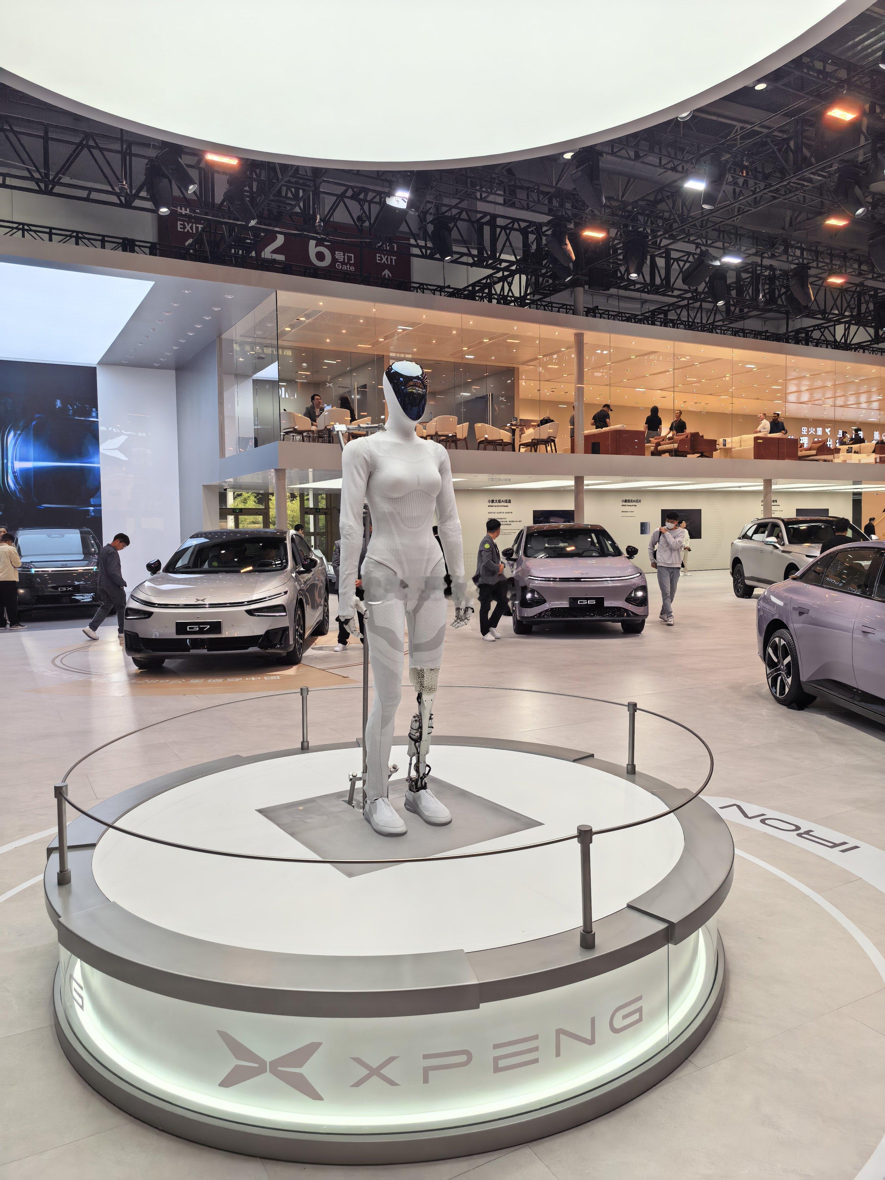 小鹏物理AI全品类登陆北京车展  我在车展见到的第一个人形机器人 