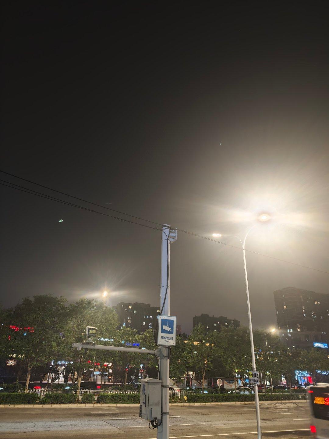 这次去上海参加bw，我带了雨伞，带了雨衣，带了鞋套，带了拖鞋。然后不时查看一下台