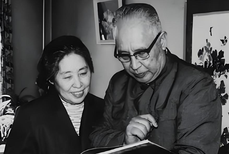1940年，两名卧底夫妻因战乱失散。妻子牺牲的阵亡通知书下了七年，丈夫拒不续弦。