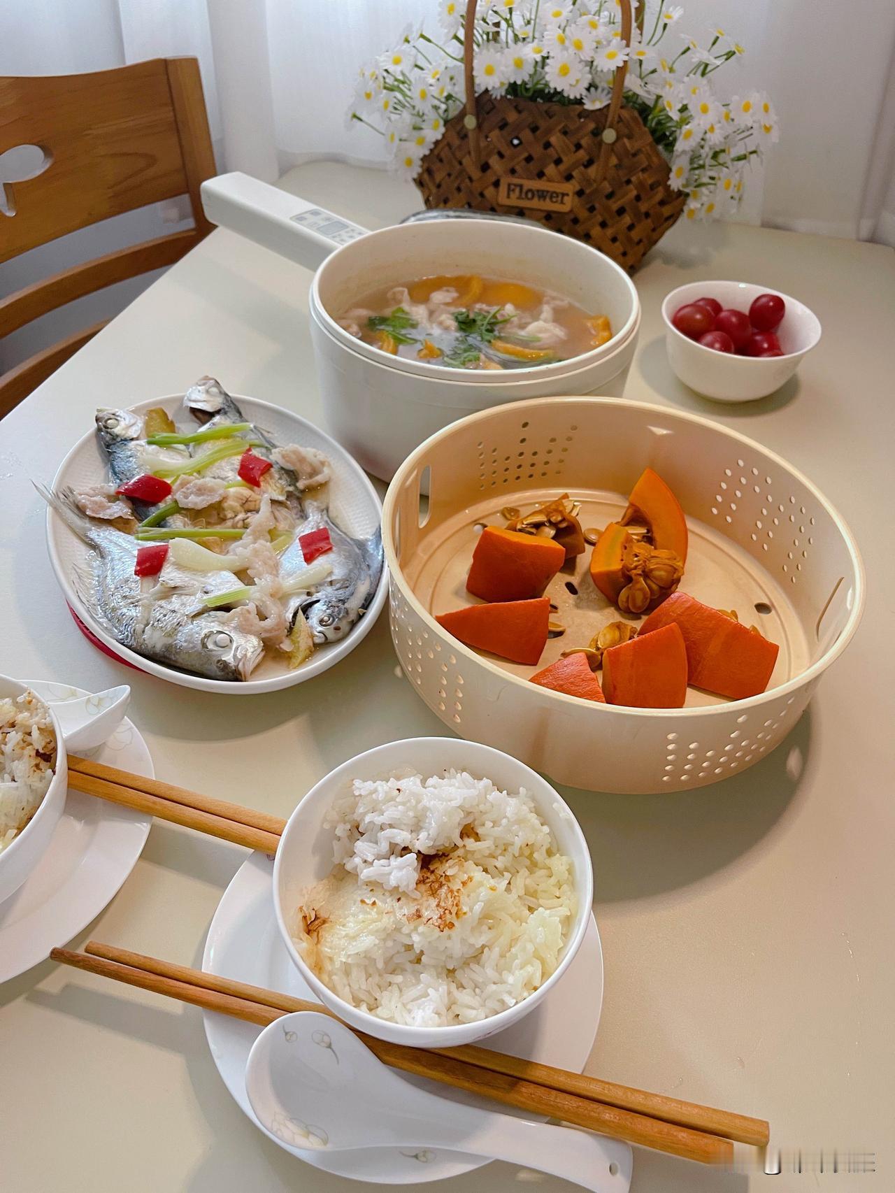 蒸杂鱼，豆酱、芹菜葱当调味料，鲜甜无比！能看出一盘里有几种鱼吗？

蒸南瓜又来了