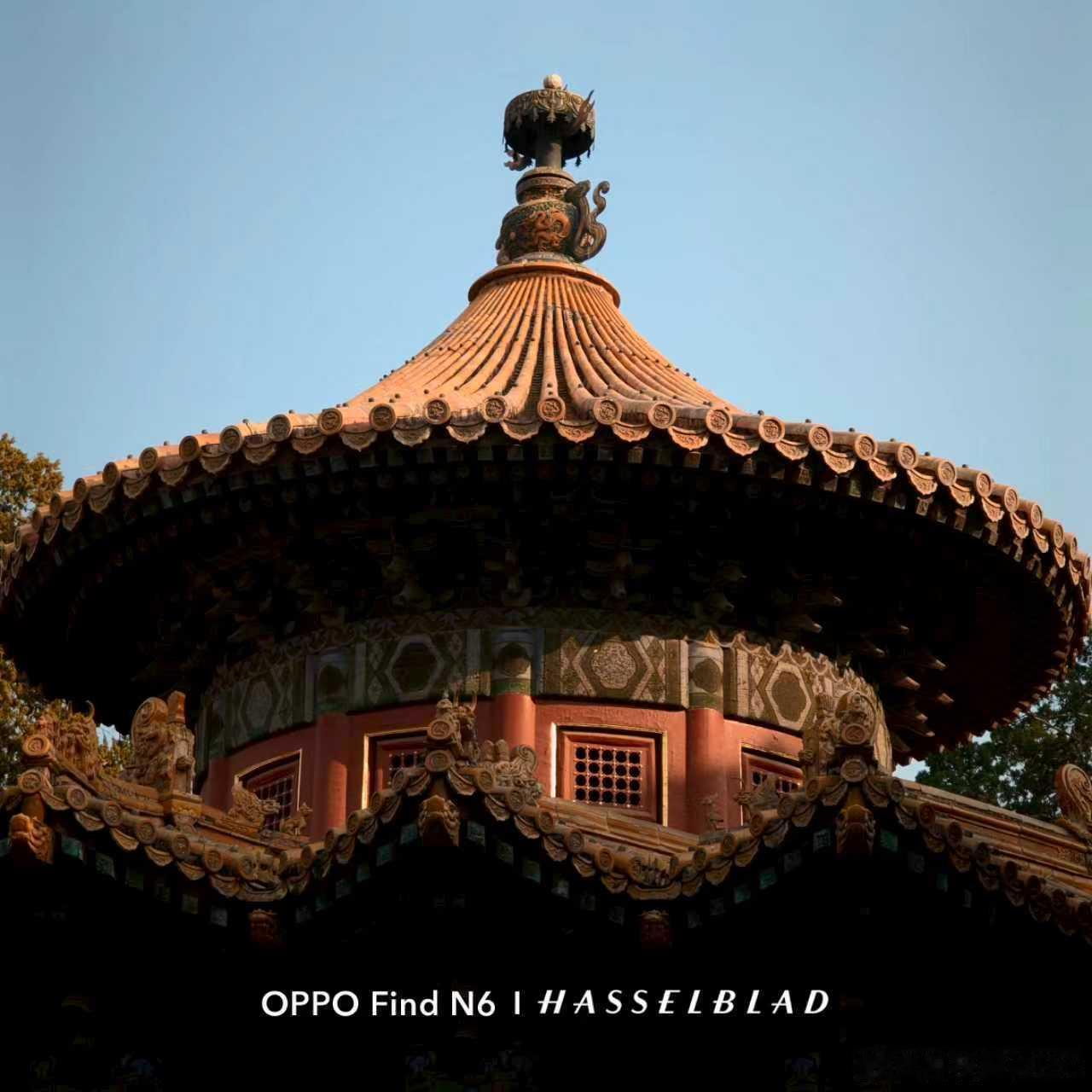 影像向来是折叠屏中比较短板的一项配置，因为轻薄机身和相机硬件是互相矛盾的，而这代