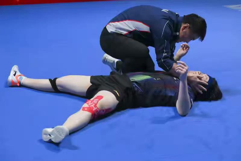 八强那会儿一瞅，嚯，半区就剩他一根独苗了。没队友帮衬，自己提着刀上，跟陈楚生唱的