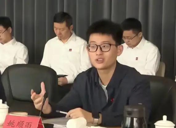 你28岁的时候，在为什么事拼过命？

一个1998年出生的年轻人，坐在马化腾旁边