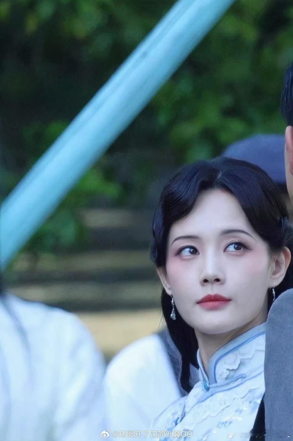 李一桐新剧旗袍造型路透，果然女明星就要穿旗袍，一股子的东方美人的韵味[哈哈][哈