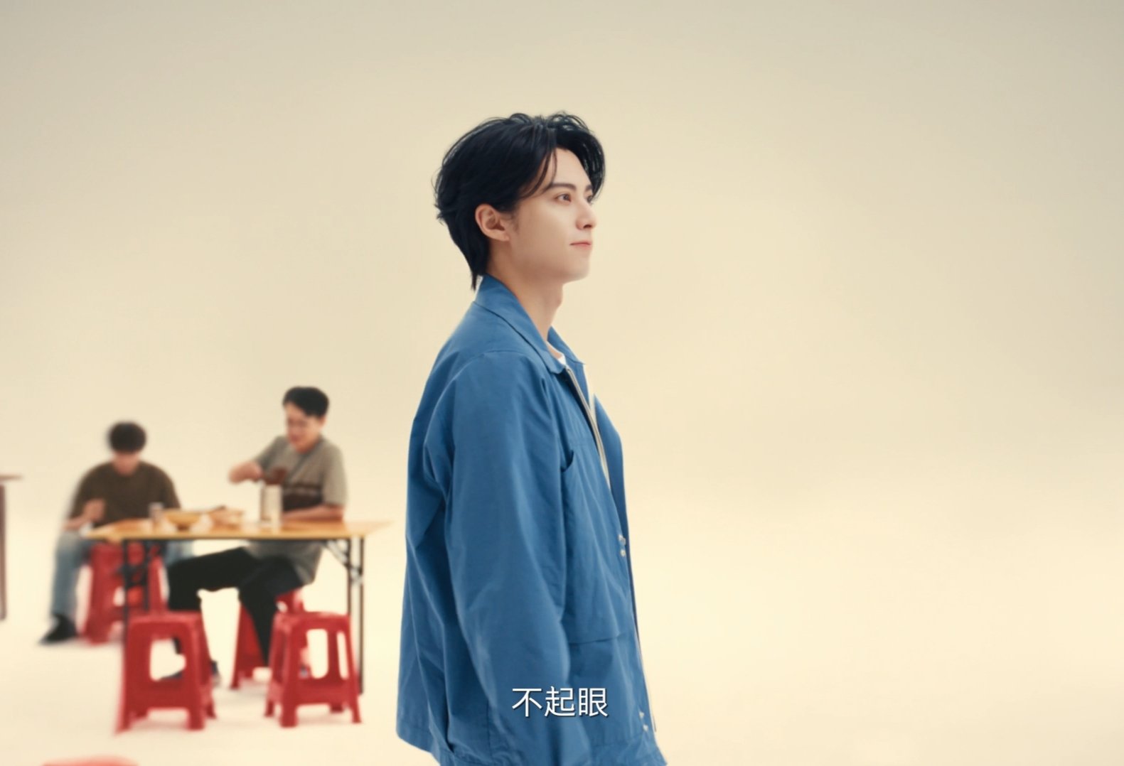 别人扫楼王鹤棣官宣扫街 王鹤棣太会了！别人扎堆扫楼，他却官宣扫街，一头扎进热闹的