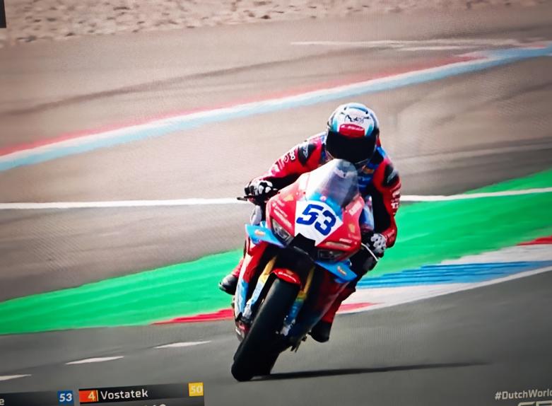 欧洲人急了。
他们给中国赛车焊上了7公斤的铅块，还削了5%的动力。你以为这是打压