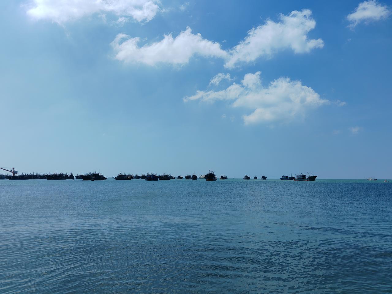 这几日雨又下起来了密密地斜织着，雨滴滴在石阶上，一声接一声，不急不慢，像是在丈量