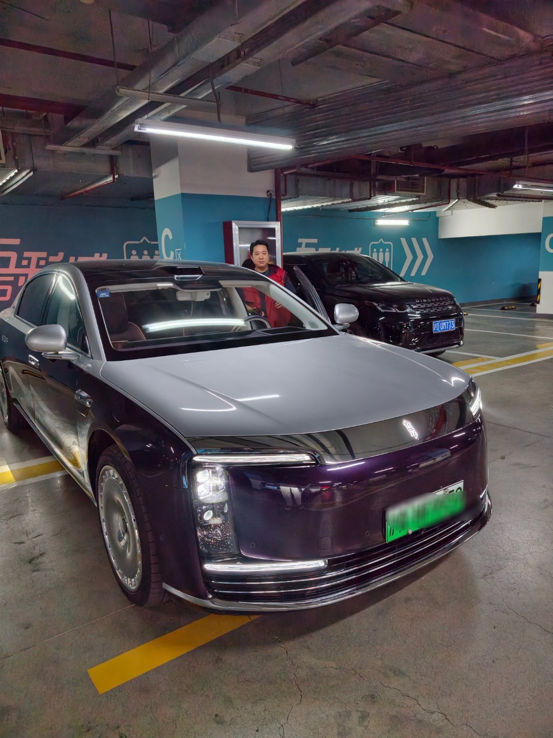 和朋友吃个饭，这位法拉利车主开个尊界就来了，他说本来还在犹豫要不要买尊界，体验后