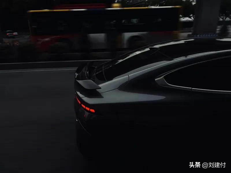 极氪想要再卖爆一款40万元豪华车 极氪想再卖爆一款40万元的豪华车，今年这事儿难