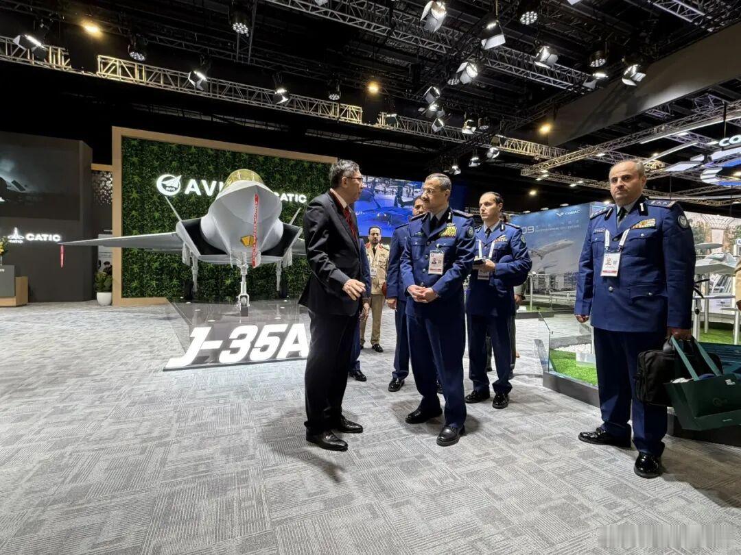 J35A展示这次去新加坡，除了81队，虽然无人机团队实力强大，但就数这个大模型吸