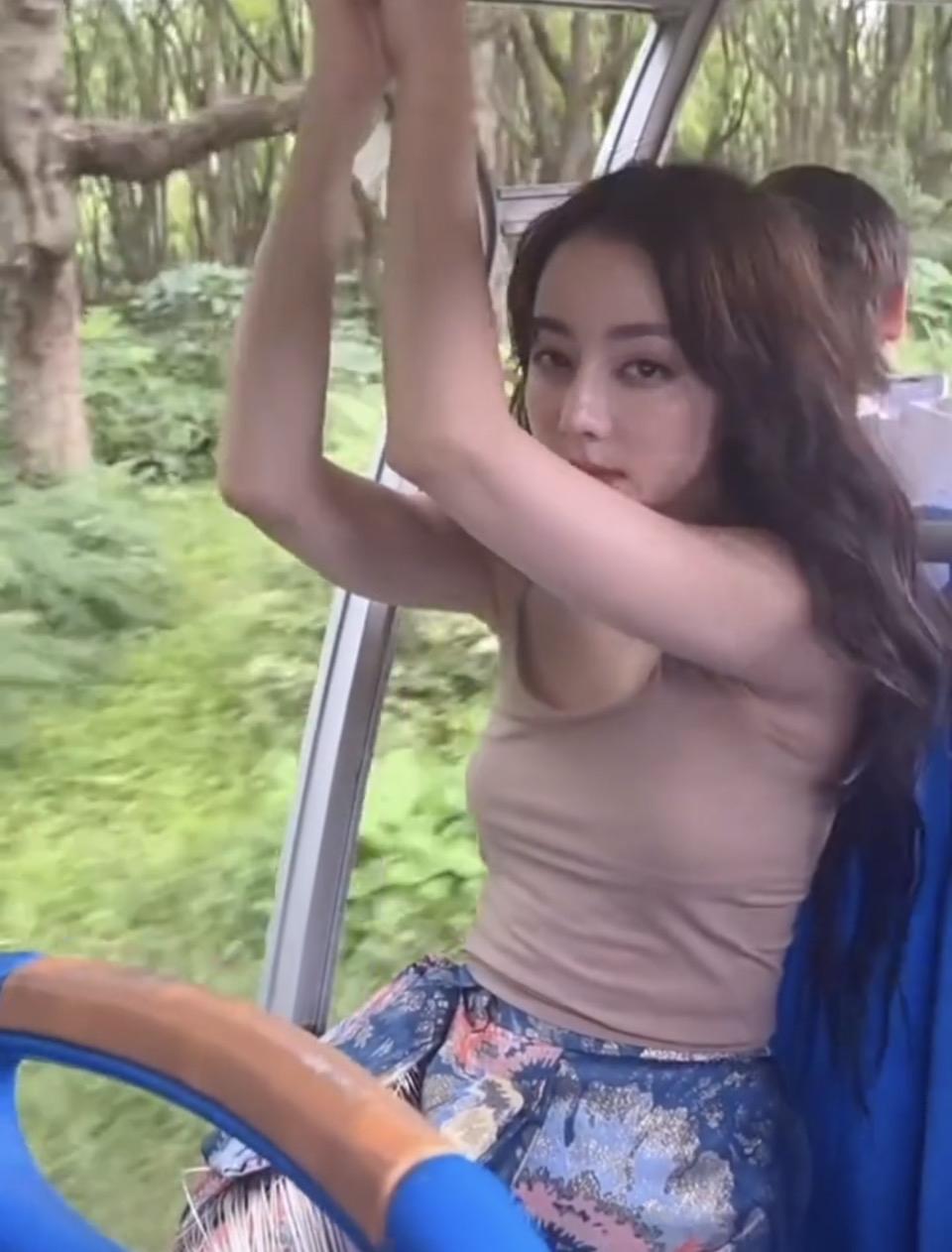 🌳🚗 穿越绿意盎然的森林，感受大自然的魅力！