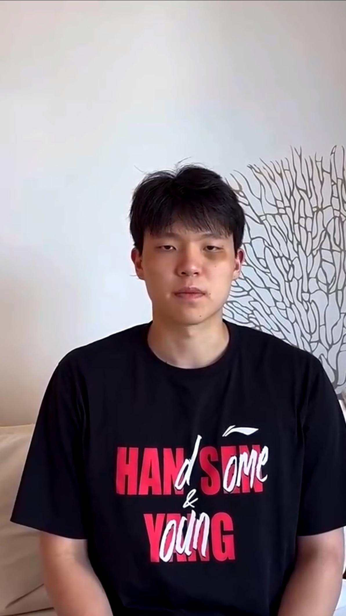 杨瀚森在美国被“揍”了，变成了名副其实的“功夫熊猫”？！

杨瀚森顶着乌青的眼眶
