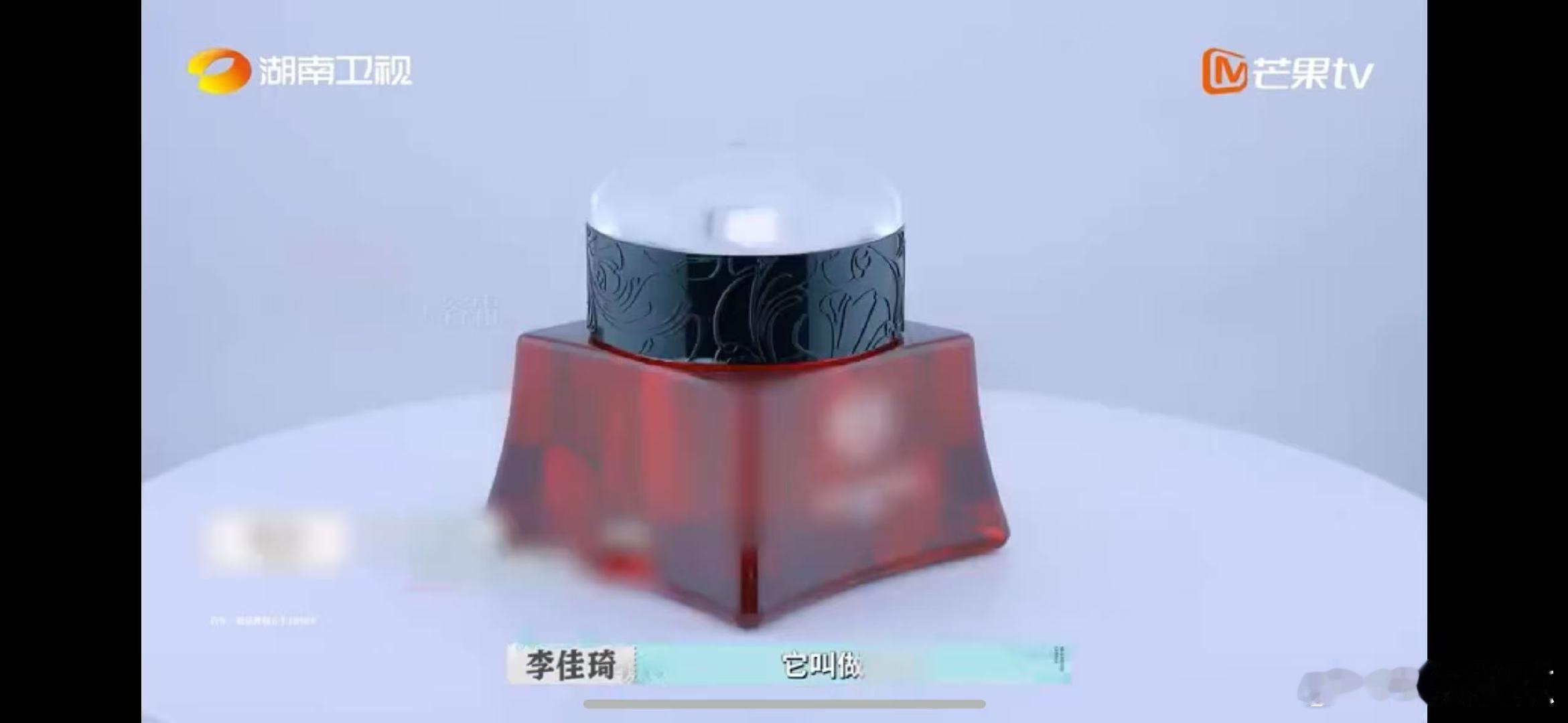 李佳琦专业对口了 讲起国货美妆品牌的发展历程，李佳琦在巴黎快闪店如数家珍，让外国