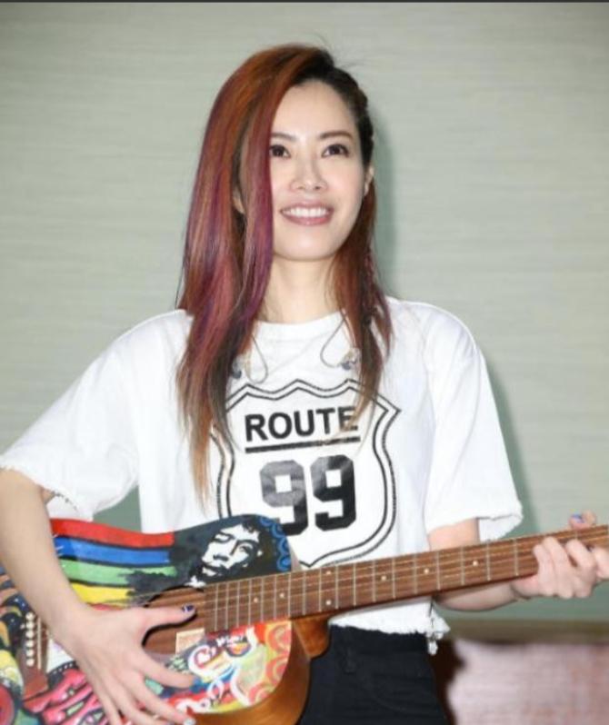 “陪我睡一晚，保你荣华富贵。”2009年，徐怀钰被经纪人带进酒吧，一个大腹便便的