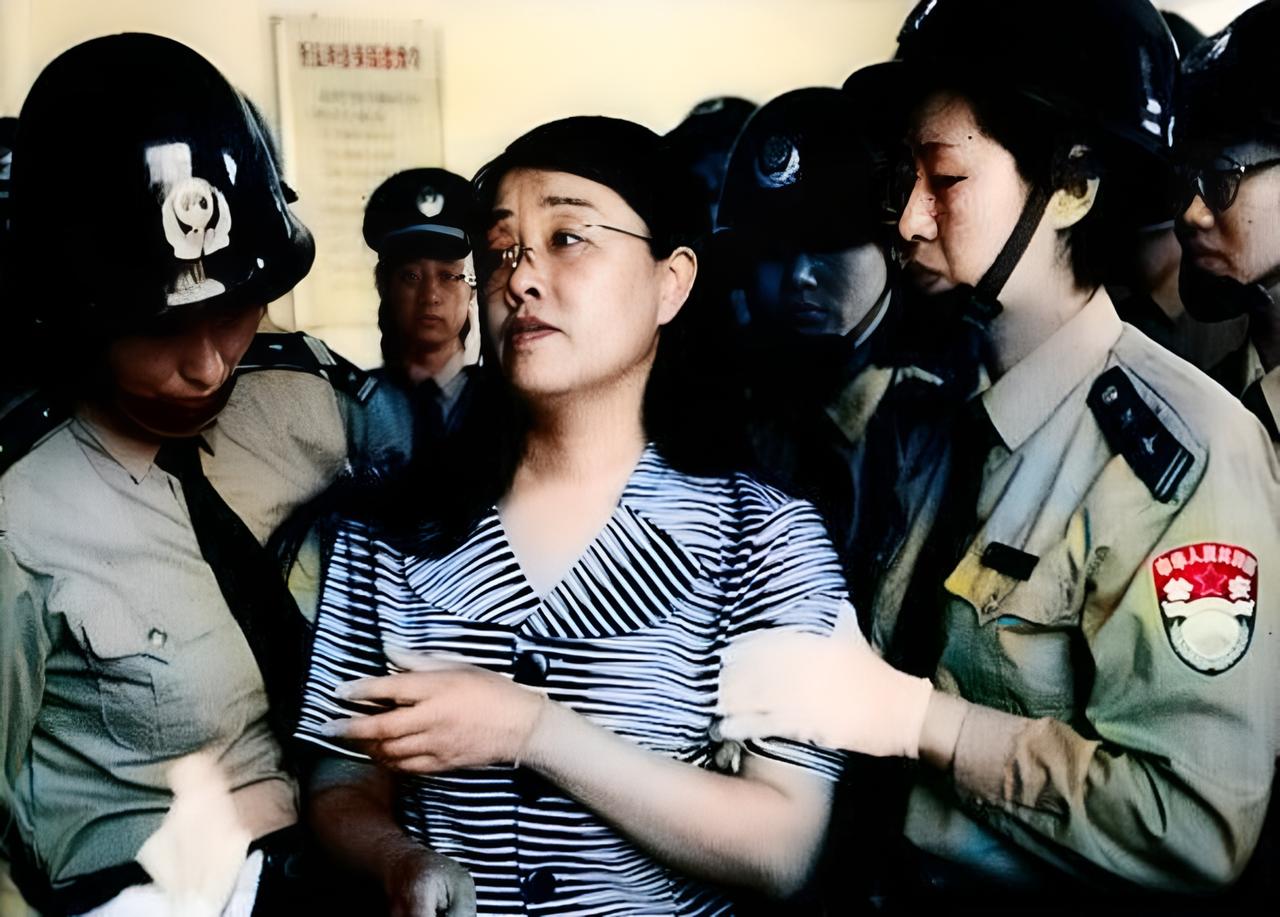 1999年5月30日，河北任丘，杨淑华与家人最后告别，然后被押赴刑场执行死刑。
