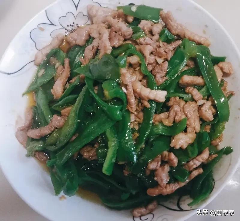 主食安排了一锅白白胖胖的米饭，粒粒分明，口感软糯。
硬菜是青椒炒肉丝，肉丝提前上