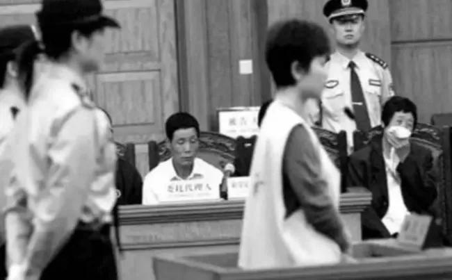 2006年，一女校长在阁楼发现白骨。让人震惊的是，死者竟是女校长女儿，多年前已断