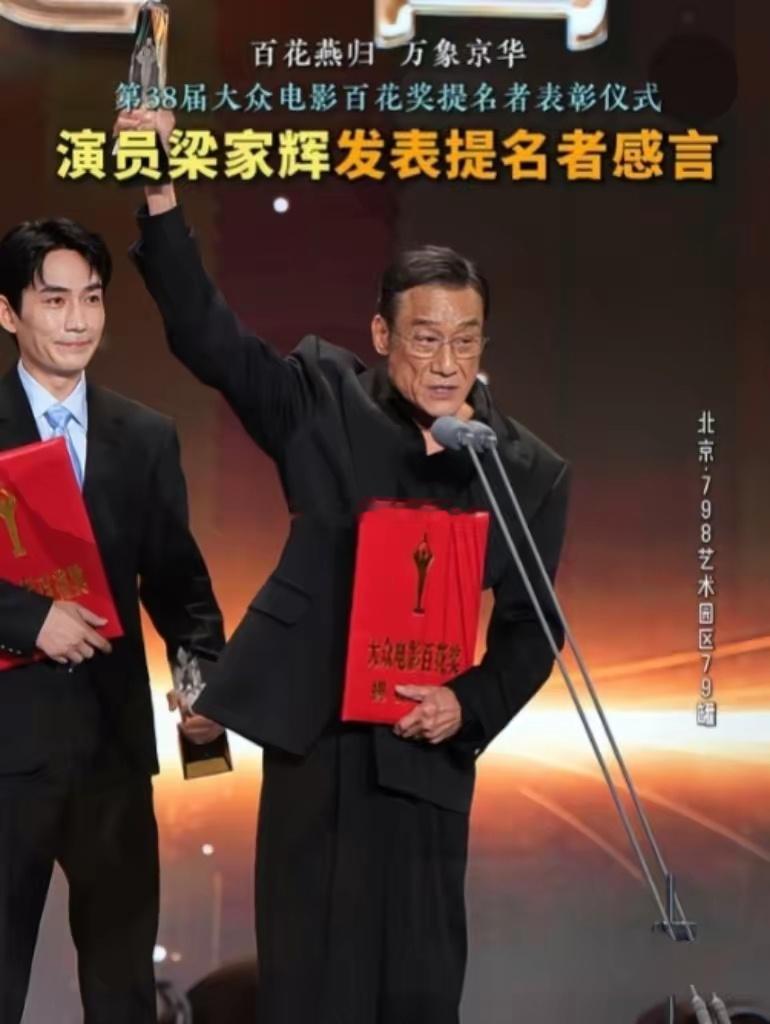 以前真没觉得周润发这人有啥，直到看到他评价梁家辉的那段视频，心里突然就堵得慌。他