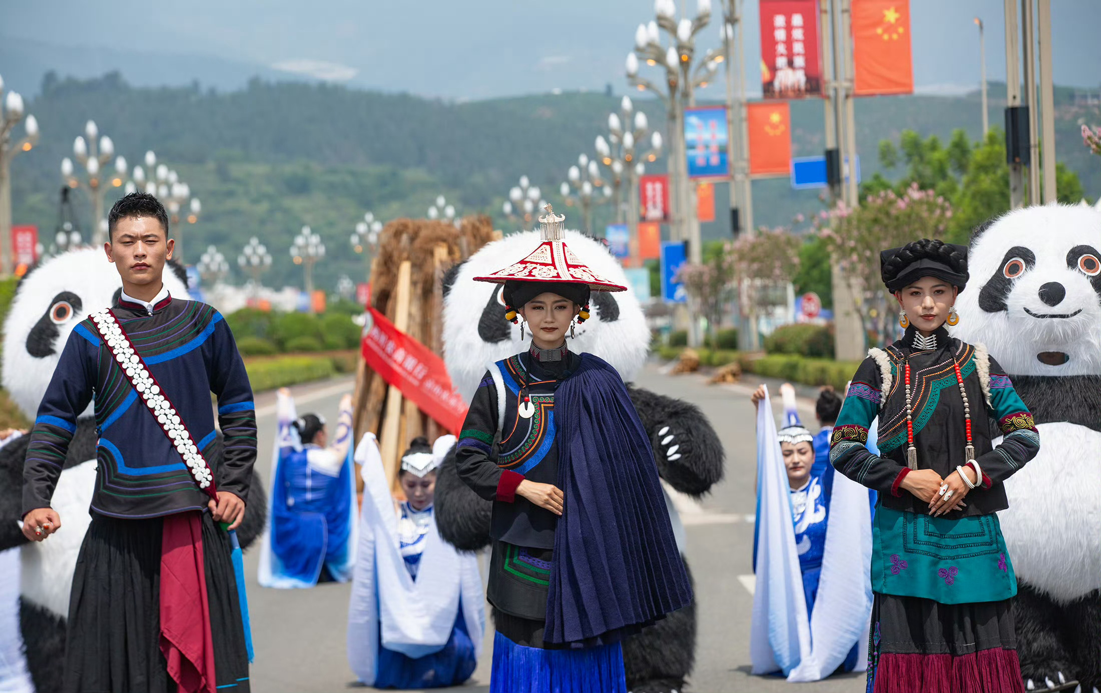 谁能拒绝老祖宗的顶级审美彝绣从不只是绣片上的图腾。当彝族绣娘们以针线链接山川和大