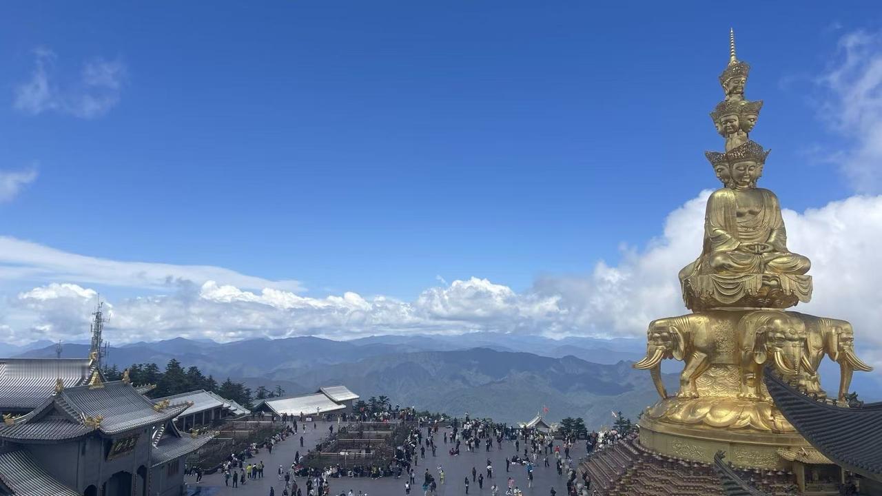 峨眉金顶奇观:同沐阳光与水滴
五一假日日记
今天攀登峨眉金顶。享受了难得的同沐阳