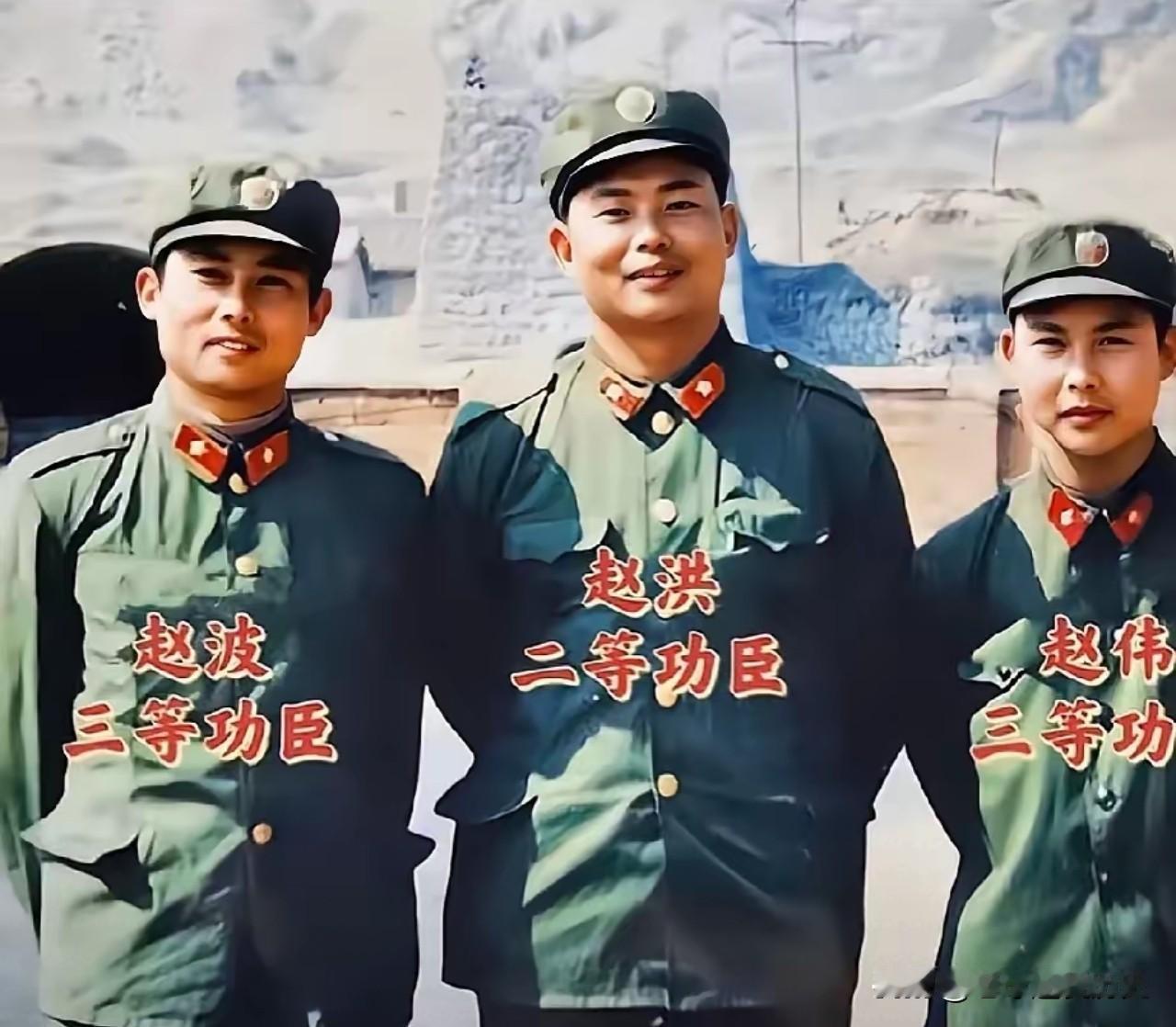 一身戎装，光耀家门，三兄弟并肩卫国，书写军人传奇。
打虎亲兄弟，上阵父子兵。这张