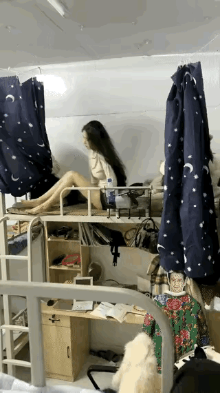 当代大学生的宿舍坏境真不错，上床下桌，设计简约，学习与生活并重。带你看宿舍环境 