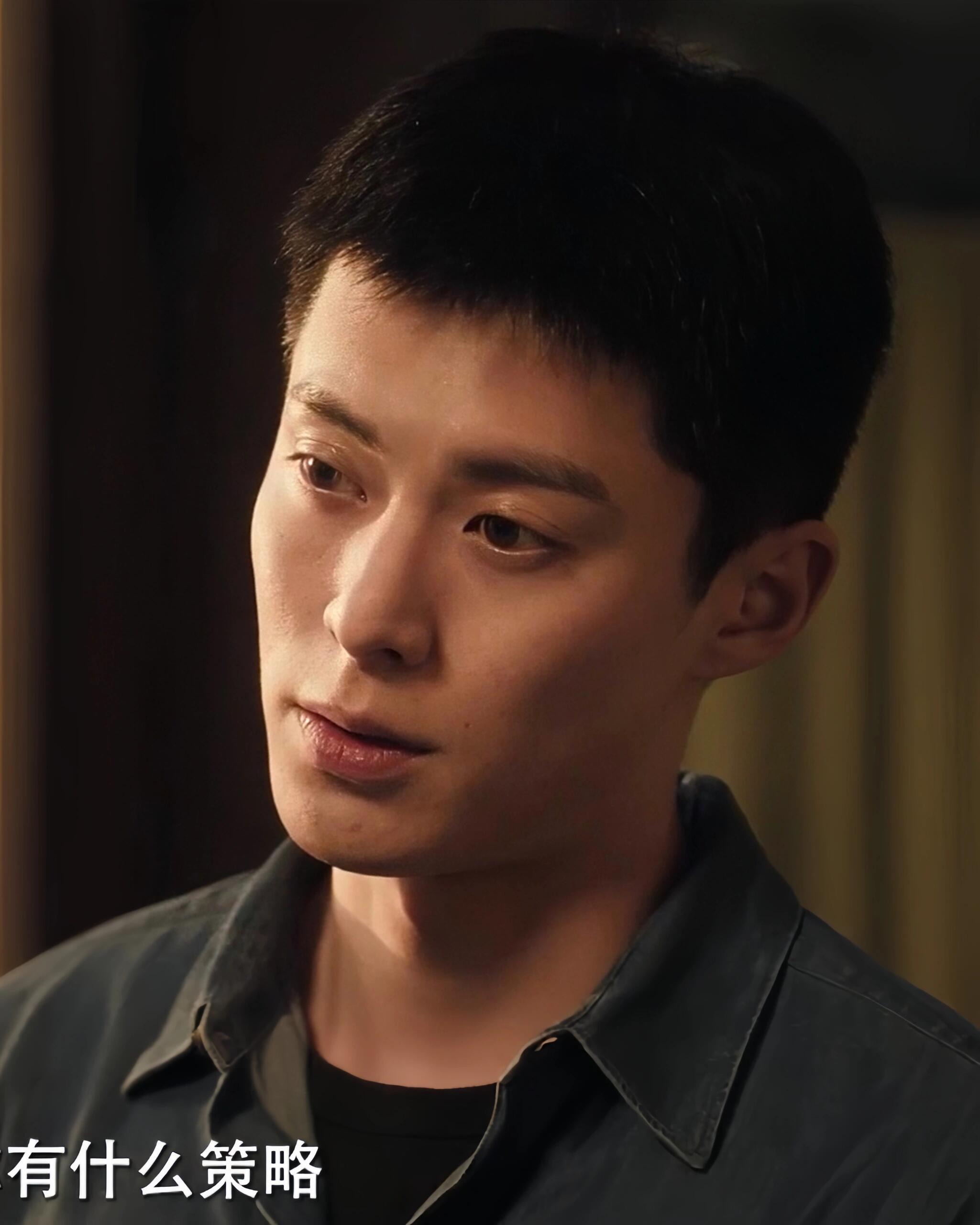 王鹤棣[超话] 《黑夜告白》是王鹤棣首涉悬疑题材，他饰演的年轻刑警冉方旭，再次证