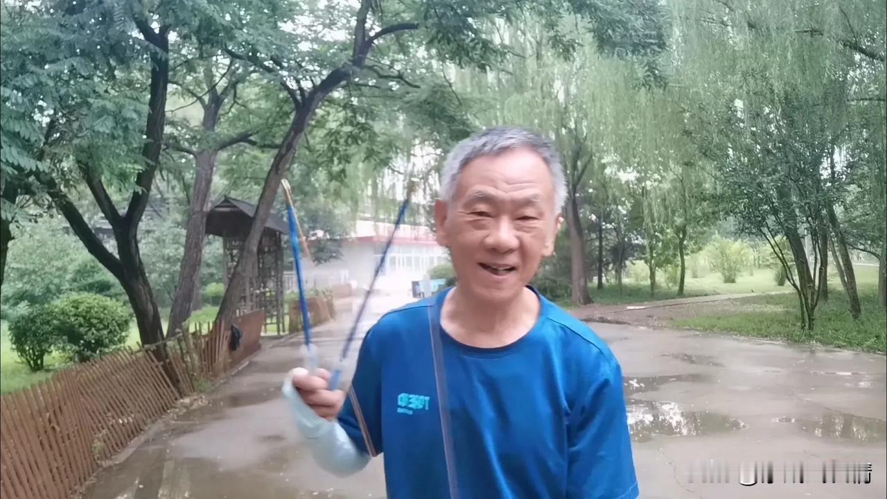 #风雨无阻,依旧会坚持的事是什么?#晨练大爷自拍学抖空竹！