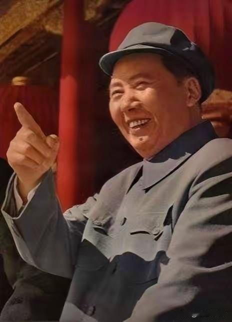 我格外喜爱这张珍贵的老照片。伟人伫立在巍峨的天安门城楼上，嘴角扬起温和从容的笑容