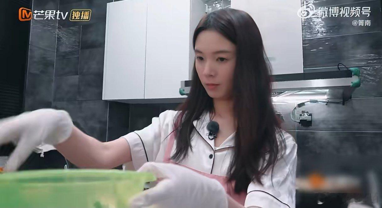 陈瑶可以考虑接个厨综了 陈瑶可爱超标了 我家那闺女 谁能拒绝居家的陈瑶，包饺子操