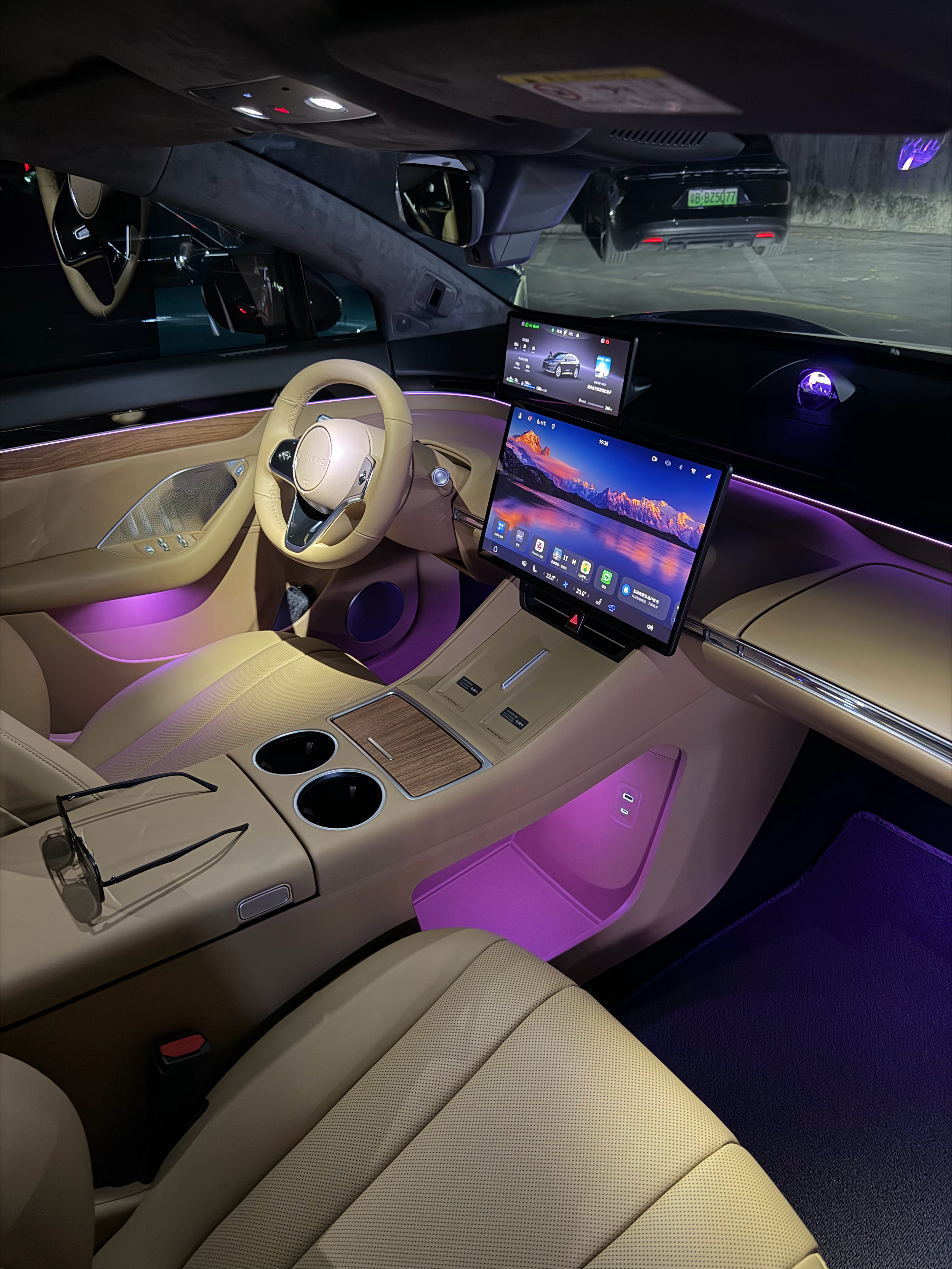 早啊列位，其实，我个人还是蛮喜欢这个内饰的，层次感可以