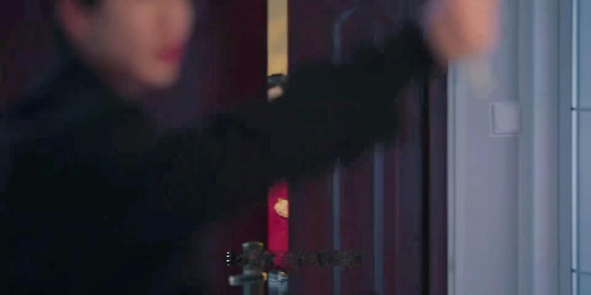 张凌赫这个镜头怎么变成一只胳膊了？不是一个红着眼眶点镜头吗，合着再剧外宣传剧内就