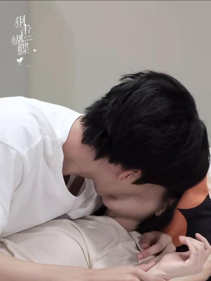 蝶。
十指紧扣，将姐姐头发理好扶起来，害羞到不敢抬头，不敢看姐姐。察觉弟弟害羞，